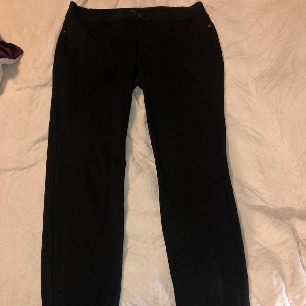 Womens Vera Wang skinny fit dress pants. Elastic waist for stretch. Size Large